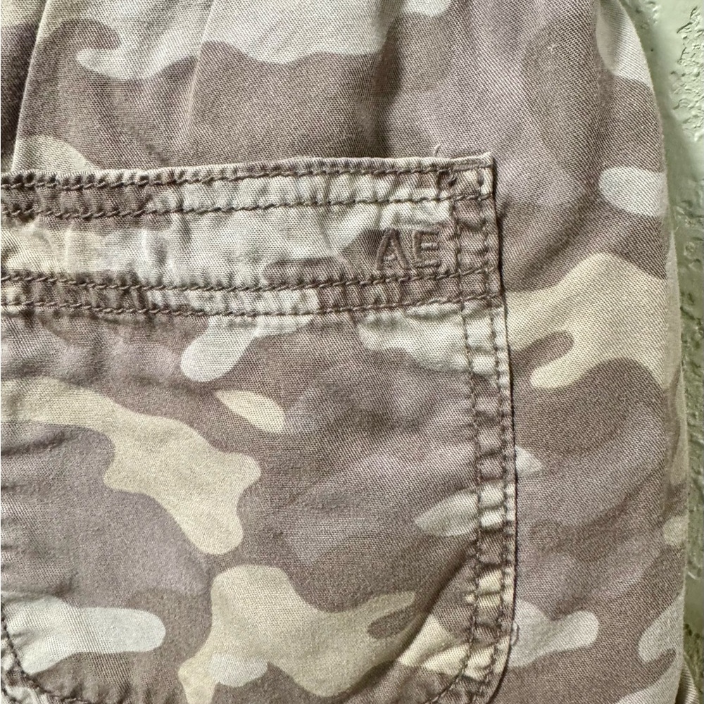American Eagle Outfitters Tan Camouflage Women's Cargo Shorts - Picture 4 of 5